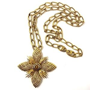 Monet vintage gold tone flower pendant necklace